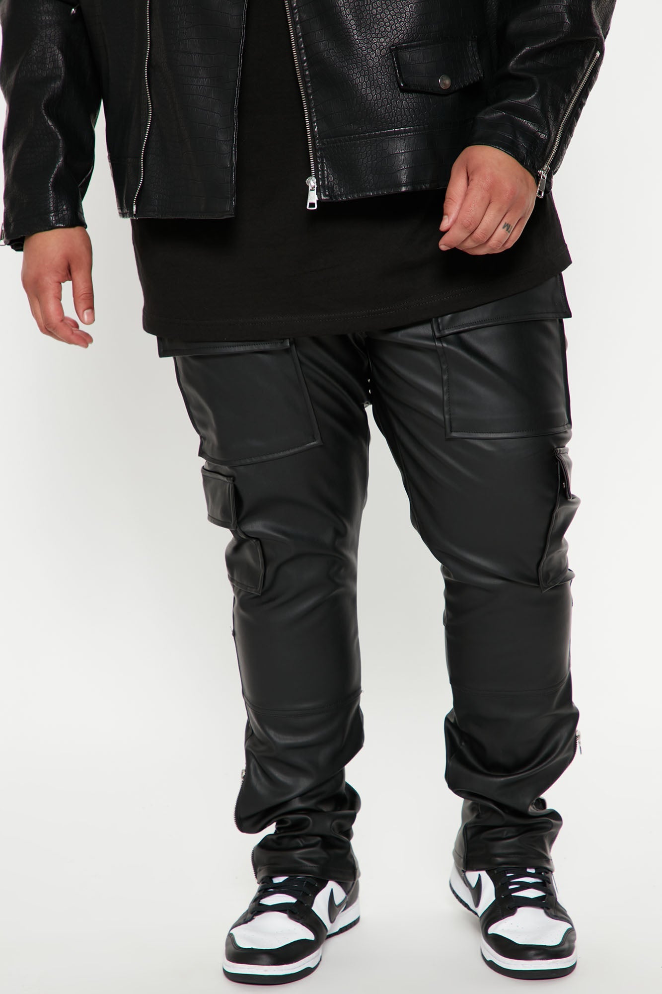 https://cdn.shopify.com/s/files/1/0293/9277/products/08-17-22Studio6_RT_RS_14-15-03_73_FNMK302_Black_20103_PLUS_WG.jpg?v=1668821271