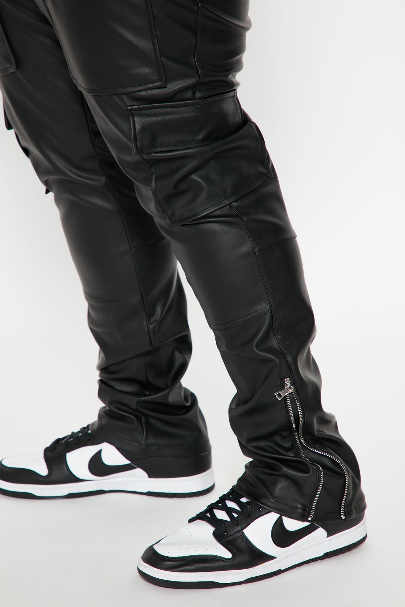 https://cdn.shopify.com/s/files/1/0293/9277/products/08-17-22Studio6_RT_RS_14-15-03_73_FNMK302_Black_20104_PLUS_WG.jpg?v=1666922056