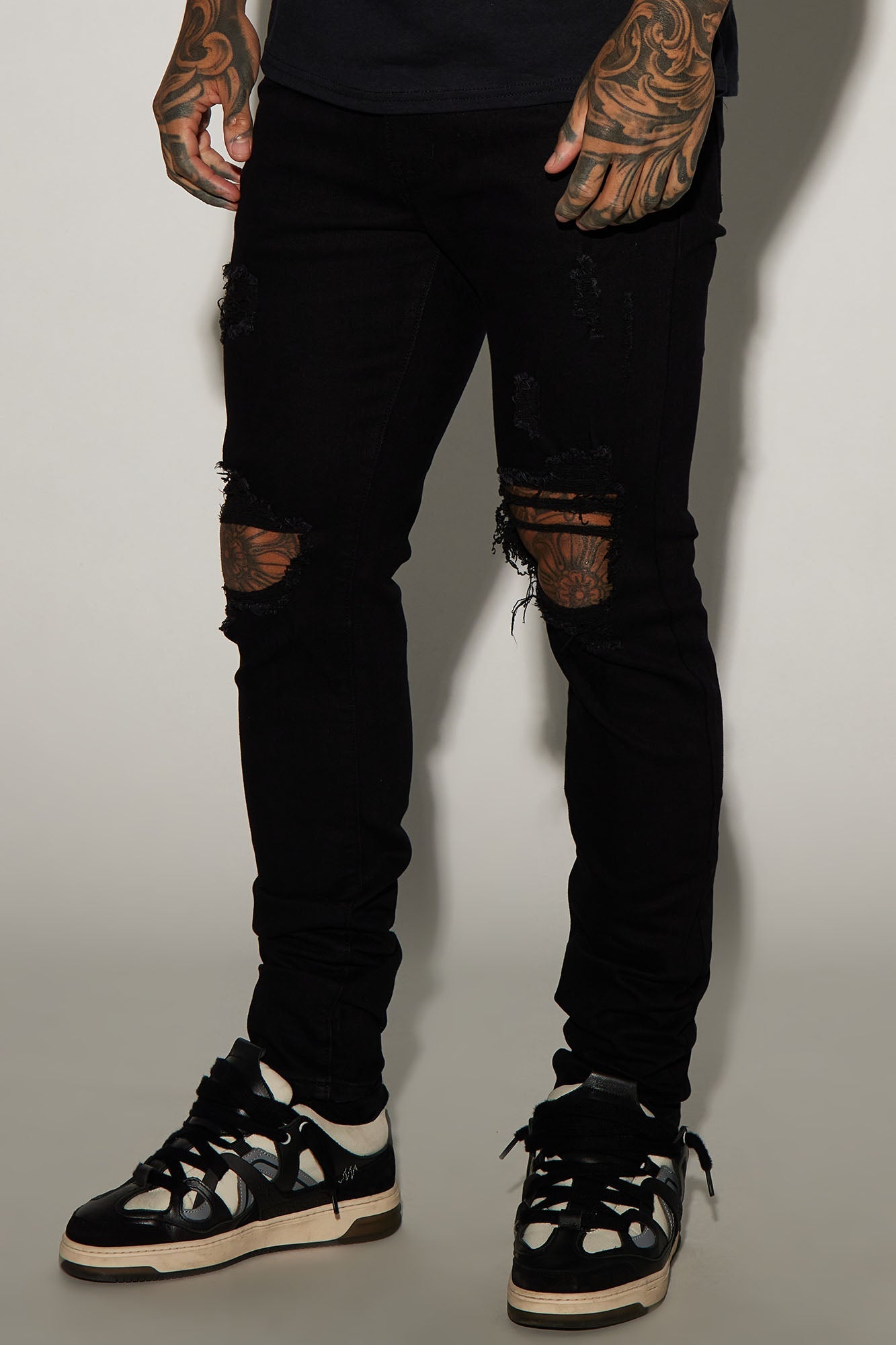 https://cdn.shopify.com/s/files/1/0293/9277/files/10-27-23Studio7_KT_DJ_11-04-18_36_RH12137_Black_P_R_21606_CM.jpg?v=1698855930