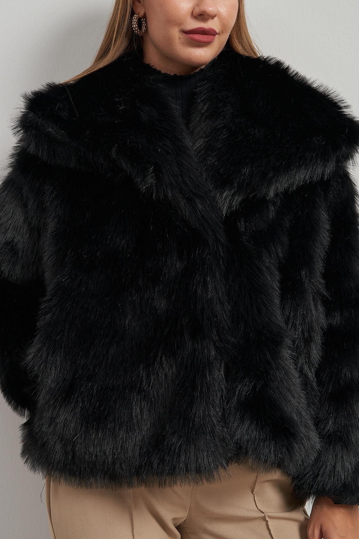 Schwarzer Kunstpelzmantel für Damen - Premium Plüsch, Winterdesign