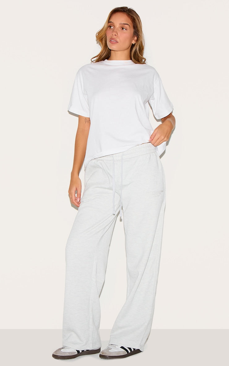 https://cdn-img.prettylittlething.com/1/c/5/7/1c57034c77f57c48e67daa197c75733f55815d63_CNF8615_3_white_boxy_oversized_t_shirt.jpg