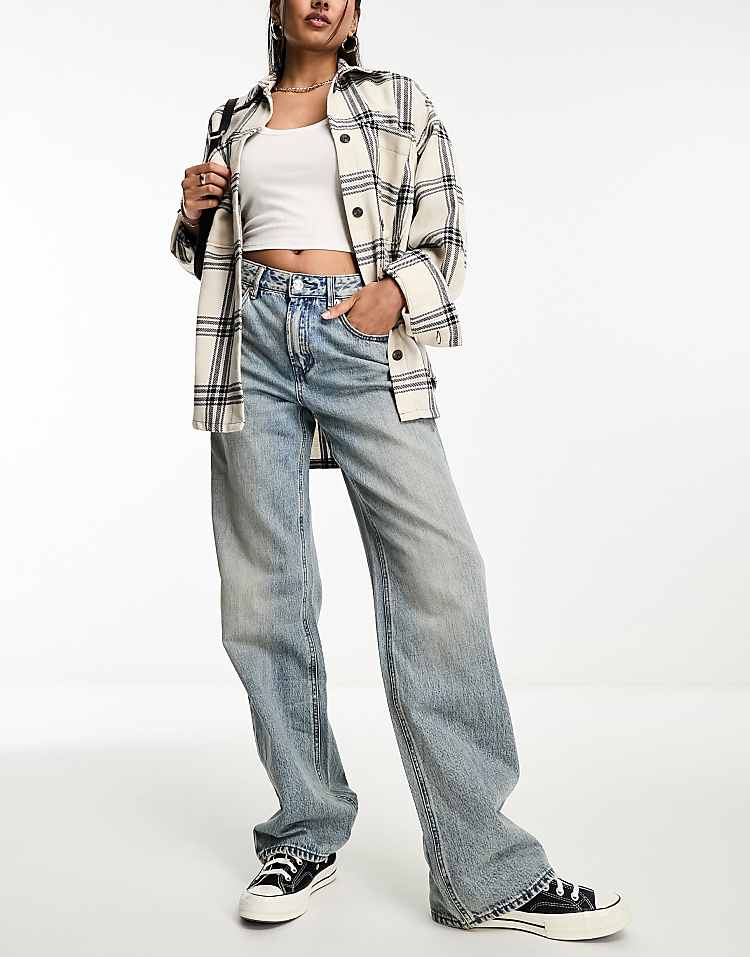 https://images.asos-media.com/products/stradivarius-wide-leg-dad-jean-in-light-vintage-wash/205220094-1-lightblue?$n_750w$&wid=750&fit=constrain