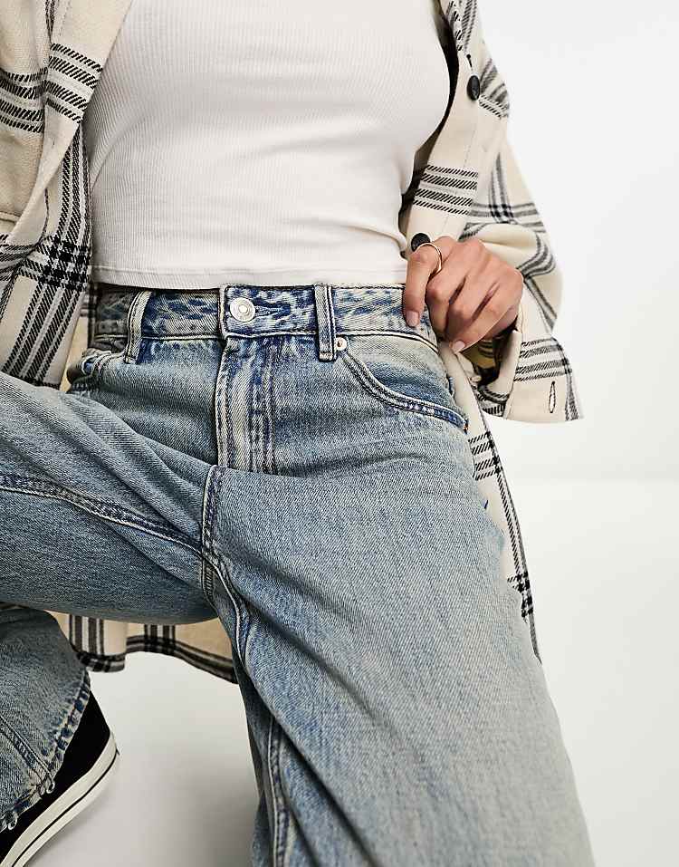 https://images.asos-media.com/products/stradivarius-wide-leg-dad-jean-in-light-vintage-wash/205220094-2?$n_750w$&wid=750&fit=constrain