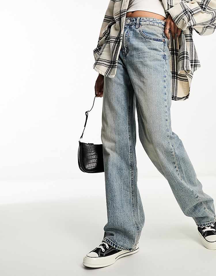 https://images.asos-media.com/products/stradivarius-wide-leg-dad-jean-in-light-vintage-wash/205220094-5?$n_750w$&wid=750&fit=constrain