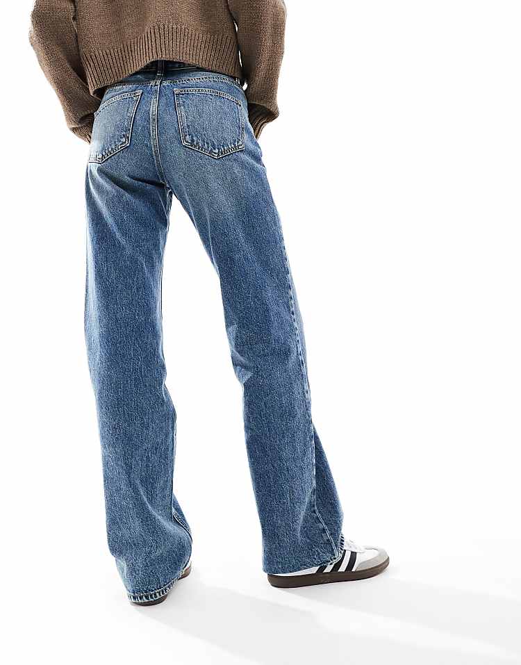 https://images.asos-media.com/products/stradivarius-wide-leg-dad-jean-in-dark-vintage-wash/205287528-5?$n_750w$&wid=750&fit=constrain