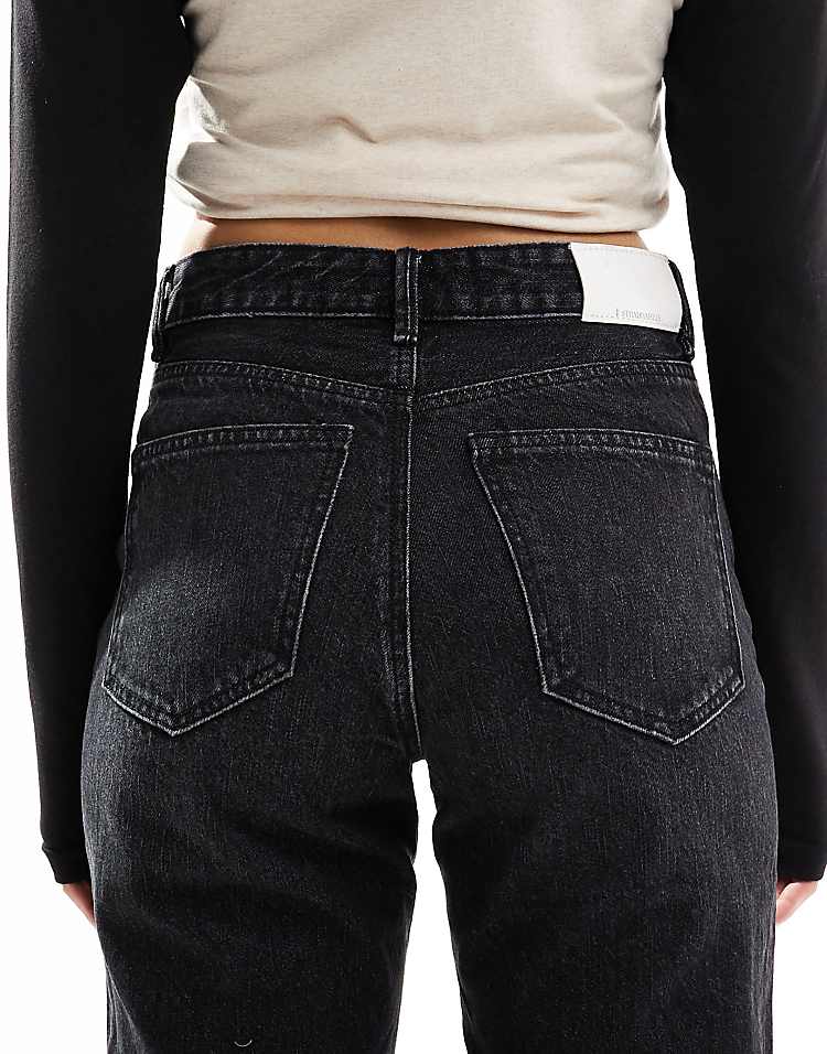 https://images.asos-media.com/products/stradivarius-wide-leg-dad-jean-in-black-wash/205399226-4?$n_750w$&wid=750&fit=constrain