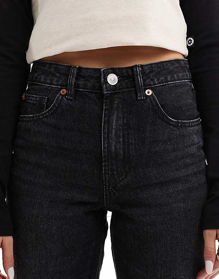 https://images.asos-media.com/products/stradivarius-wide-leg-dad-jean-in-black-wash/205399226-5?$n_750w$&wid=750&fit=constrain
