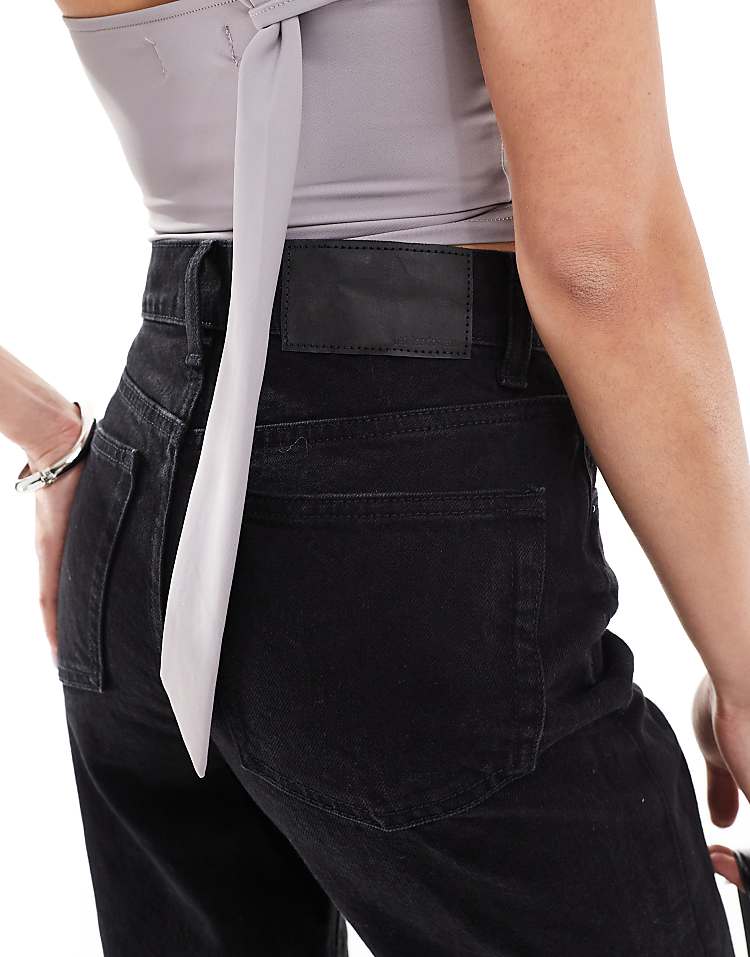 https://images.asos-media.com/products/asos-design-cropped-comfort-stretch-straight-leg-jean-in-clean-black/205472112-4?$n_750w$&wid=750&fit=constrain