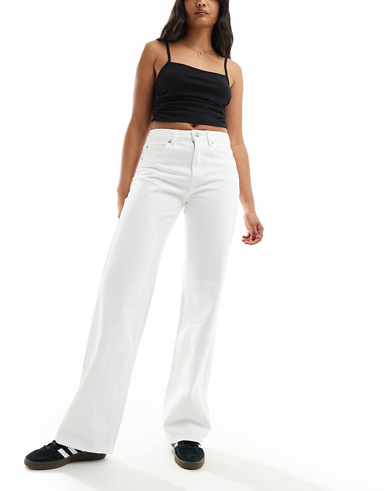 https://images.asos-media.com/products/stradivarius-wide-leg-dad-jean-in-white/205933981-1-white?$n_750w$&wid=750&fit=constrain