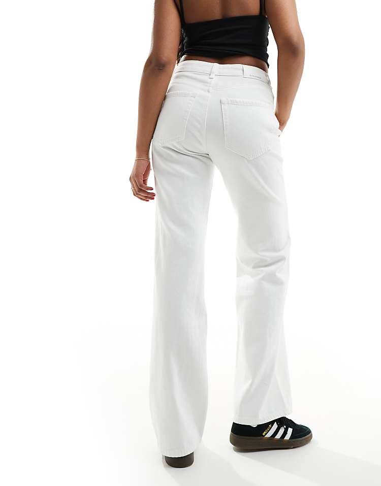https://images.asos-media.com/products/stradivarius-wide-leg-dad-jean-in-white/205933981-2?$n_750w$&wid=750&fit=constrain