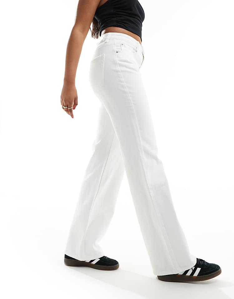 https://images.asos-media.com/products/stradivarius-wide-leg-dad-jean-in-white/205933981-5?$n_750w$&wid=750&fit=constrain