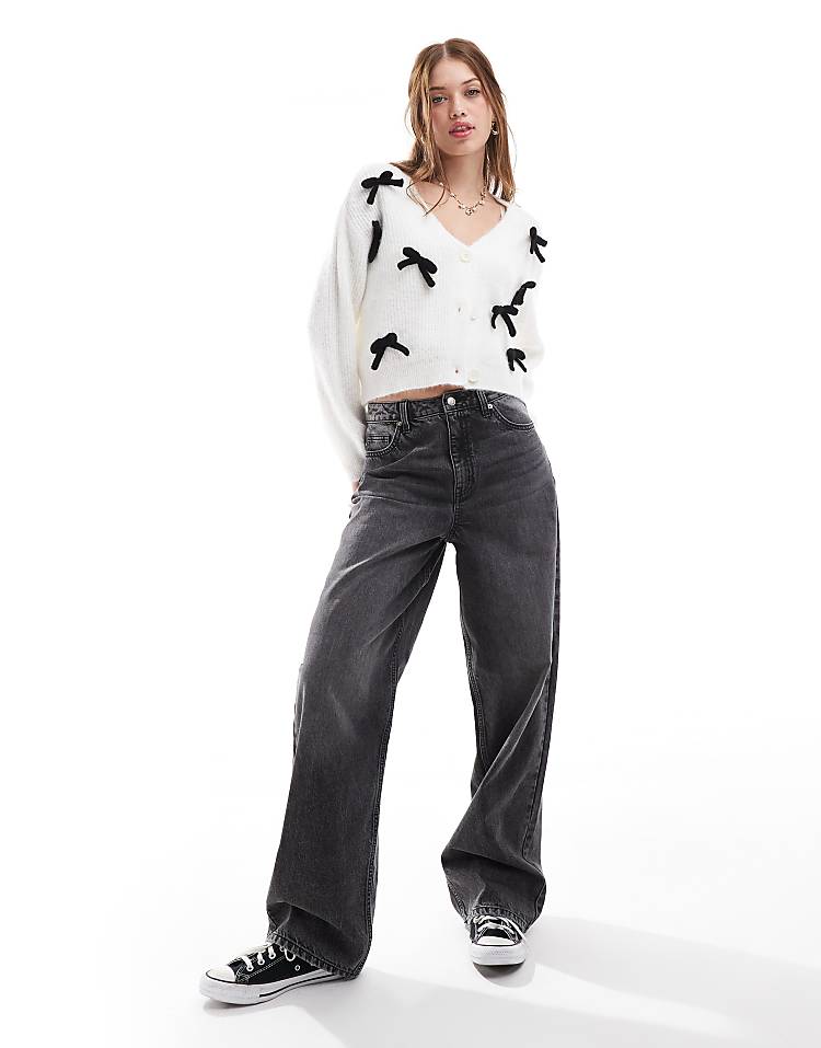https://images.asos-media.com/products/miss-selfridge-baggy-jean-in-light-black-wash/206360244-1-lightblackwash?$n_750w$&wid=750&fit=constrain