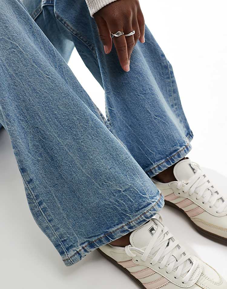 https://images.asos-media.com/products/asos-design-mid-rise-flare-jeans-in-light-vintage-wash/206427996-2?$n_750w$&wid=750&fit=constrain