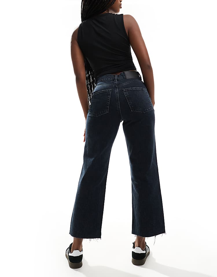 https://images.asos-media.com/products/asos-design-cropped-comfort-stretch-straight-leg-jeans-in-blue-black/206879798-5?$n_750w$&wid=750&fit=constrain