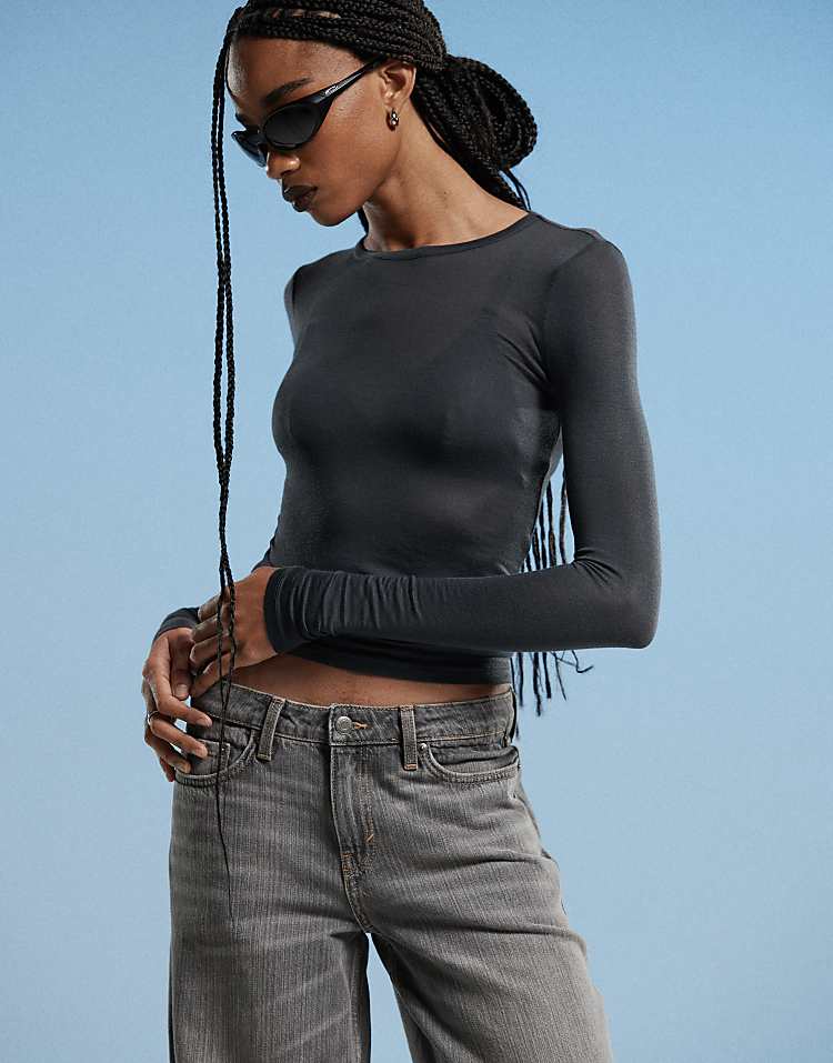 https://images.asos-media.com/products/weekday-ample-low-waist-baggy-fit-jeans-in-washed-grey/207694543-2?$n_750w$&wid=750&fit=constrain