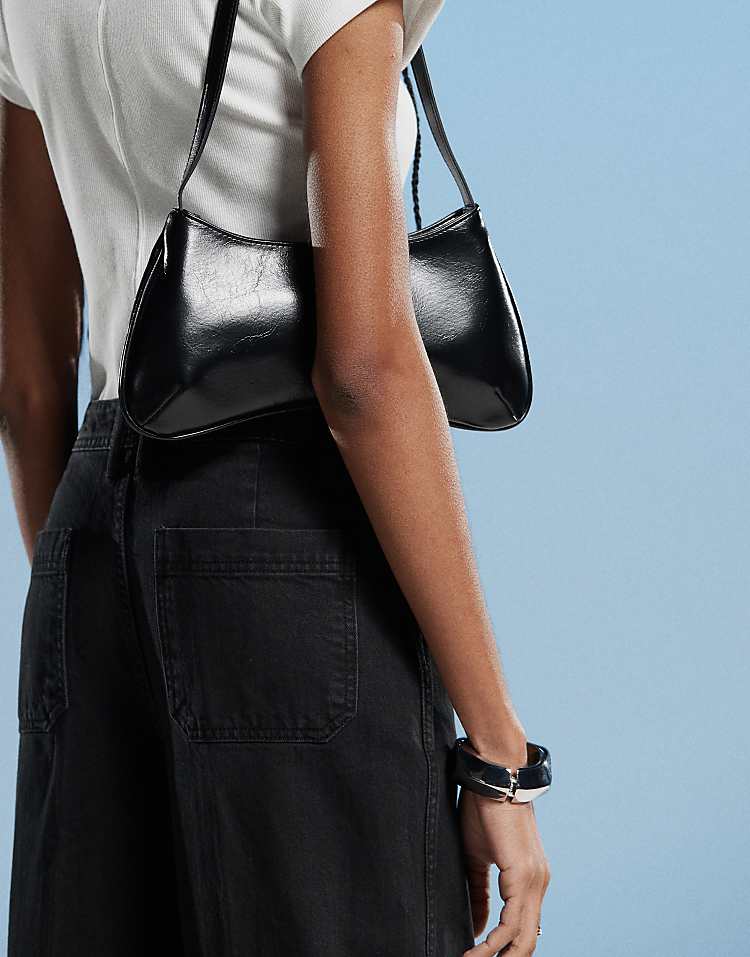 https://images.asos-media.com/products/mango-gold-button-wide-leg-jean-in-black/207881376-3?$n_750w$&wid=750&fit=constrain