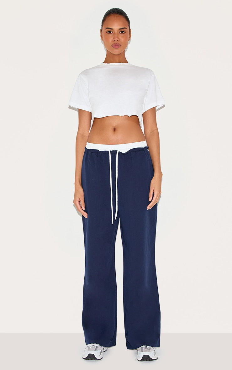 https://cdn-img.prettylittlething.com/2/b/4/5/2b455f527f28d8a05058df45f2df7d400af63a9f_CMS8189_3_cotton_white_oversized_crop_t_shirt.jpg