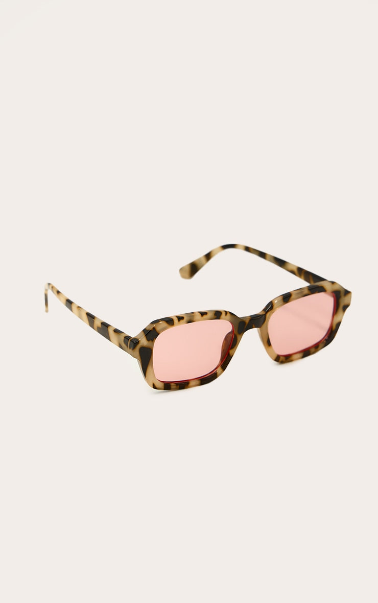 https://cdn-img.prettylittlething.com/3/6/d/a/36da722270a2d44dd22ef346fa9d62785027041a_CNN3045_3_pale_tortoiseshell_square_chunky_sunglasses.jpg