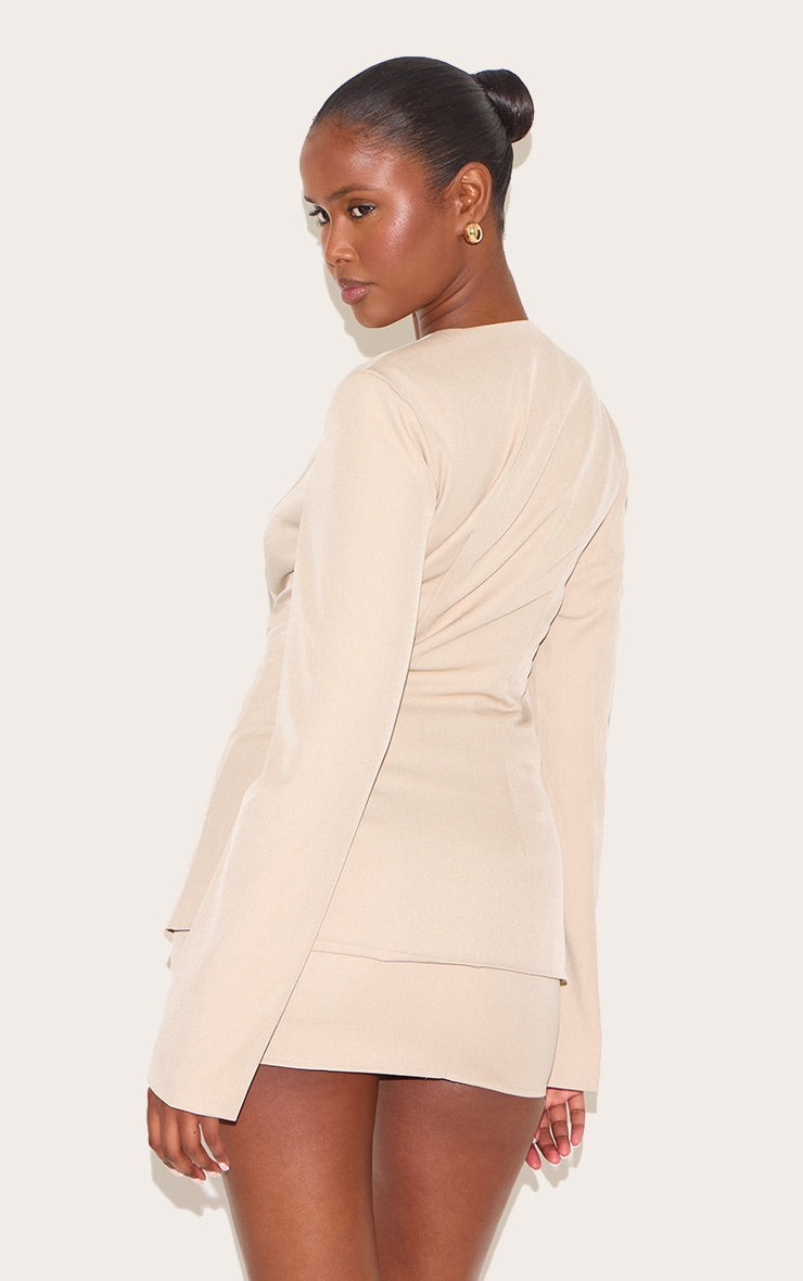 https://cdn-img.prettylittlething.com/5/8/0/9/5809e767ba5b595c520f7556c513690111e1e03f_CNM0403_2_clay_gold_trim_cinched_waist_blazer.jpg