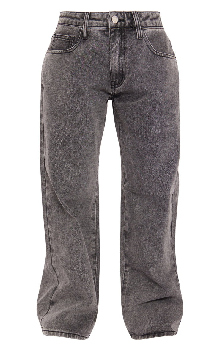 https://cdn-img.prettylittlething.com/5/8/c/b/58cbc8aacbd846978b14ab891355127fd1366f02_CNG5330_5_petite_washed_grey_low_rise_boyfriend_jeans.jpg