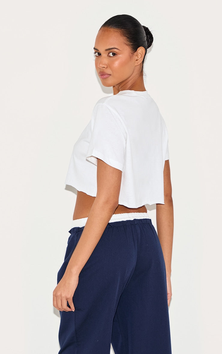 https://cdn-img.prettylittlething.com/5/9/8/4/59842eab62e84c20a083e420dbeecb855d42049d_CMS8189_2_cotton_white_oversized_crop_t_shirt.jpg