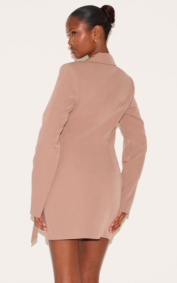 https://cdn-img.prettylittlething.com/6/5/e/e/65eea27ab66789691793a1bbc470e7b4d9af449a_CNM0108_2_taupe_plunge_tie_side_blazer_dress.jpg