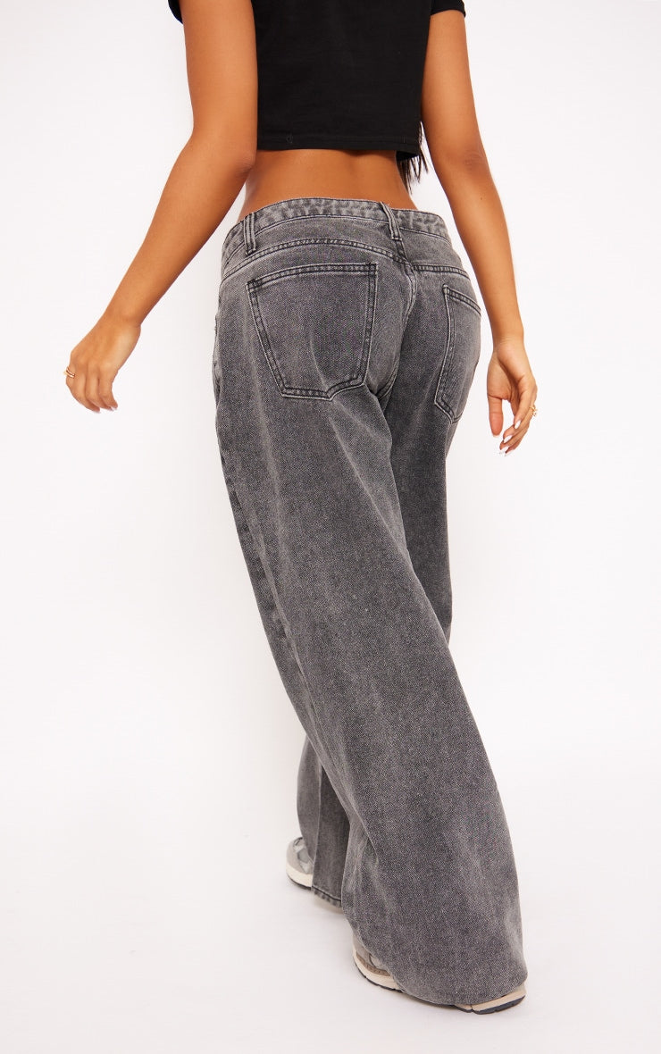 https://cdn-img.prettylittlething.com/8/8/9/4/8894a0f09da45748245047f2bc57409a930006f0_CNG5330_3_petite_washed_grey_low_rise_boyfriend_jeans.jpg