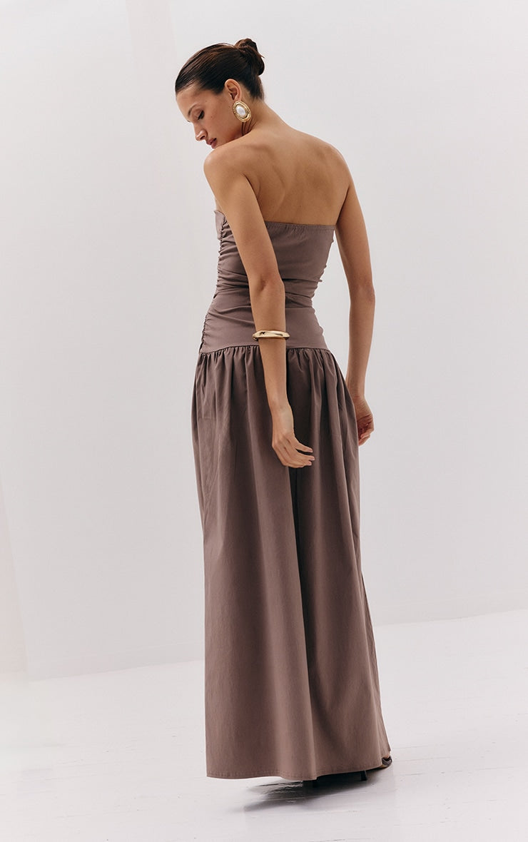 https://cdn-img.prettylittlething.com/9/1/4/e/914e84df8f69661cfde96118abdc7f7d4ae5e904_CNM8730_2_taupe_stretch_woven_bandeau_ruched_maxi_dress.jpg