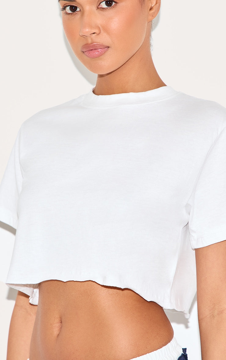 https://cdn-img.prettylittlething.com/9/2/5/c/925c6c071cb38829328e369b7e7d18c84184c9c3_CMS8189_4_cotton_white_oversized_crop_t_shirt.jpg