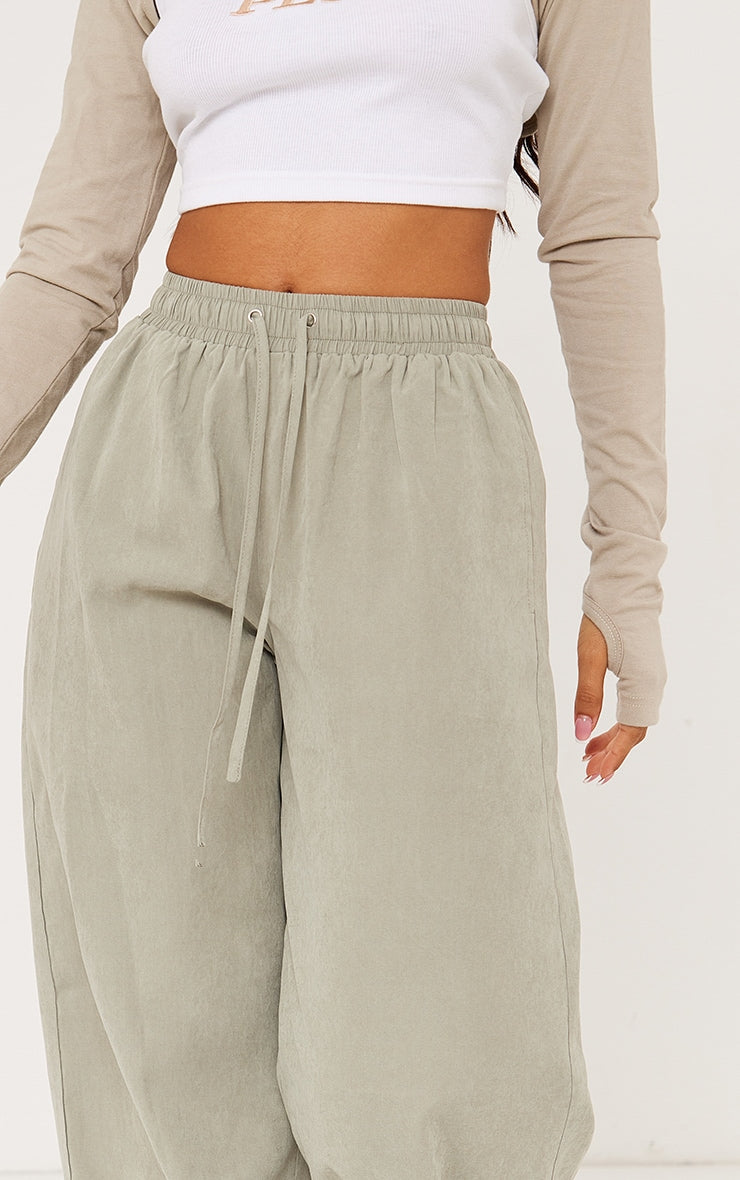 https://cdn-img.prettylittlething.com/9/a/c/c/9acc5df2dd2ca26edbb1c75bef6da78bd3d9d592_CNF8694_4_petite_pale_green_peach_skin_cargo_trousers.jpg