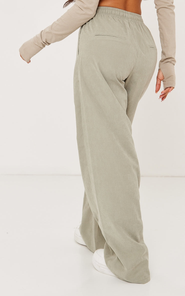 https://cdn-img.prettylittlething.com/a/4/1/a/a41aec6b7febf58ecb682606394bfe31d7b13d3e_CNF8694_3_petite_pale_green_peach_skin_cargo_trousers.jpg