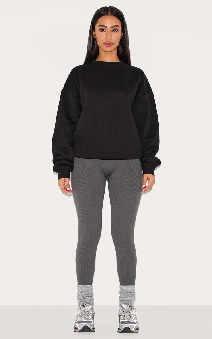 https://cdn-img.prettylittlething.com/b/1/3/c/b13cf3935826013810f902c2b7e2546e1df6210d_CNG1318_3_petite_black_ultimate_basic_oversized_sweatshirt.jpg