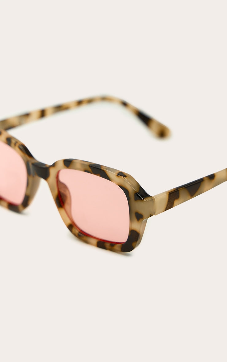https://cdn-img.prettylittlething.com/d/2/4/5/d24548f7da34ec839e81ae434f4a386a1b04a01e_CNN3045_4_pale_tortoiseshell_square_chunky_sunglasses.jpg