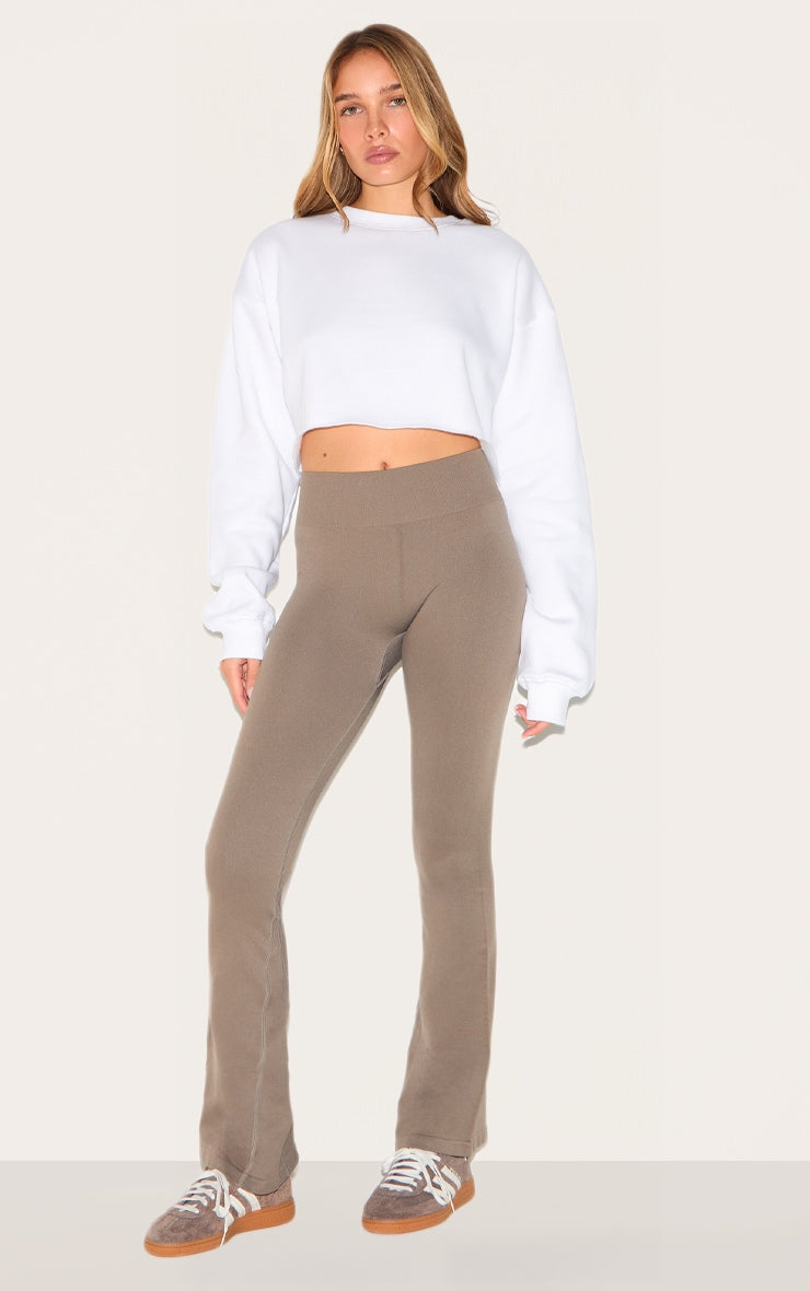 https://cdn-img.prettylittlething.com/f/6/2/e/f62e2d7537ea5ace5d2d544f29534fbc9cab09f4_CNE5391_3_white_crop_oversized_fit_sweatshirt.jpg
