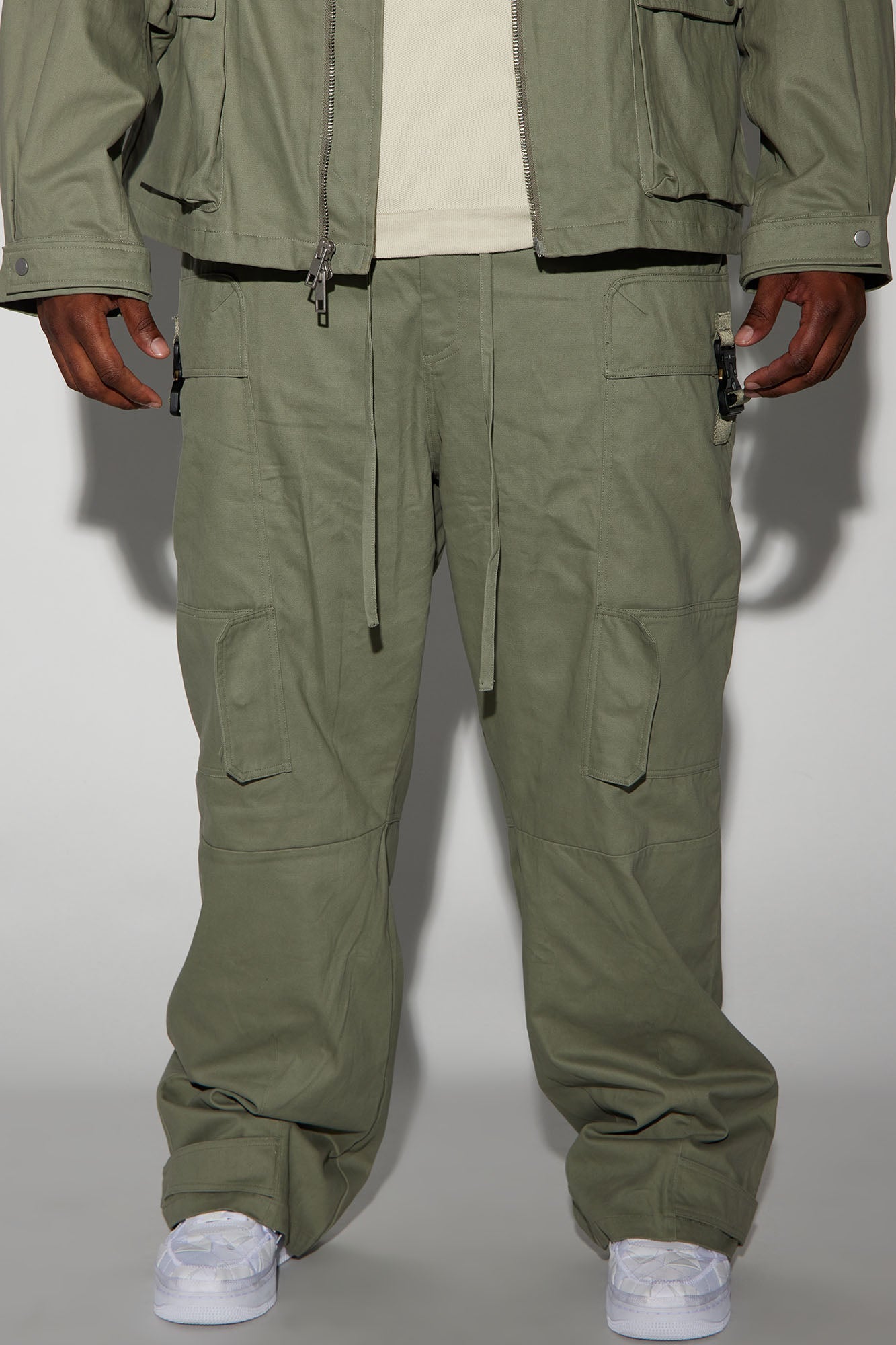 https://cdn.shopify.com/s/files/1/0293/9277/files/10-19-23Studio8_RA_IM_12-17-04_10_ZDF01T330010_Olive_P_20473_PLUS_MR.jpg?v=1698423998