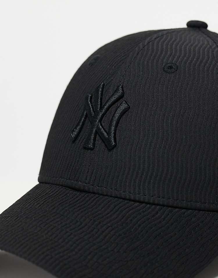 New Era 9forty NY Yankees cap in black