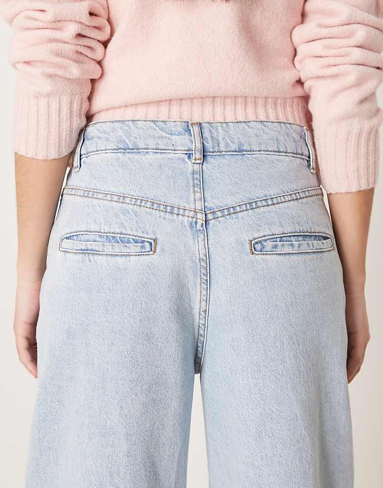 https://images.asos-media.com/products/asos-design-tailored-barrel-jeans-in-light-wash/207616168-4?$n_750w$&wid=750&fit=constrain