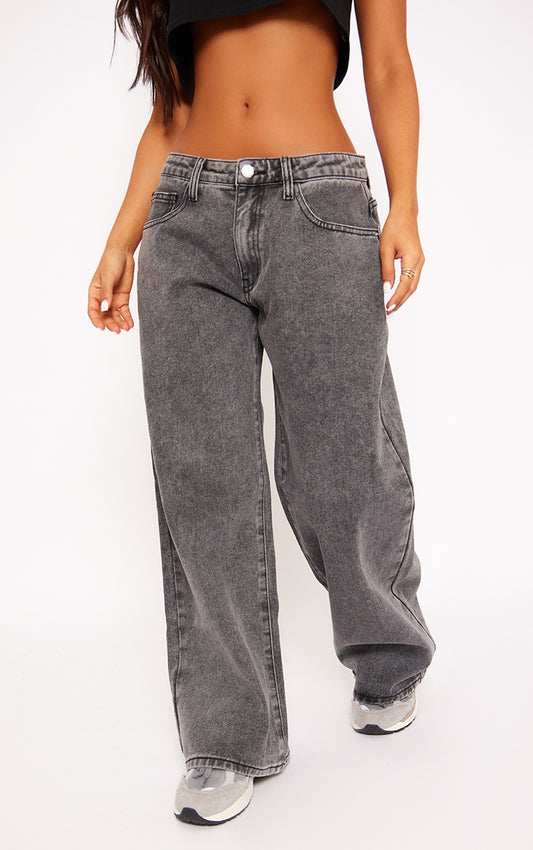 https://cdn-img.prettylittlething.com/4/2/3/8/423827c0a3669249d272ff2a55a06529d6f619da_CNG5330_2_petite_washed_grey_low_rise_boyfriend_jeans.jpg