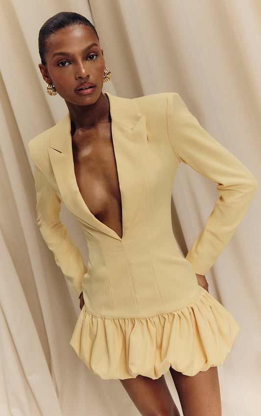 https://cdn-img.prettylittlething.com/8/d/5/3/8d535185176187554bf6b0a073faa2df7535f77e_CNL8433_1_lemon_plunge_puff_hem_blazer_dress.jpg
