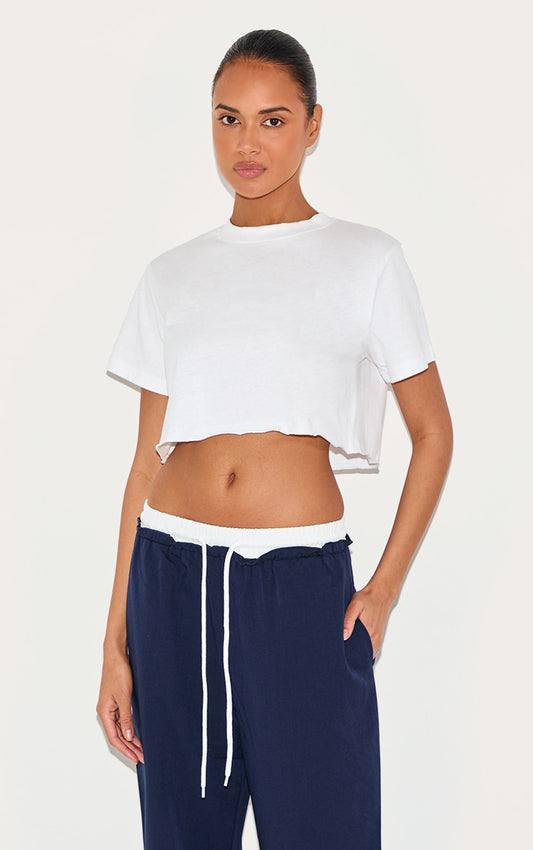 https://cdn-img.prettylittlething.com/d/6/8/7/d6877e1d35db8882e6e4ee67b2fa58cecd85a66f_CMS8189_1_cotton_white_oversized_crop_t_shirt.jpg
